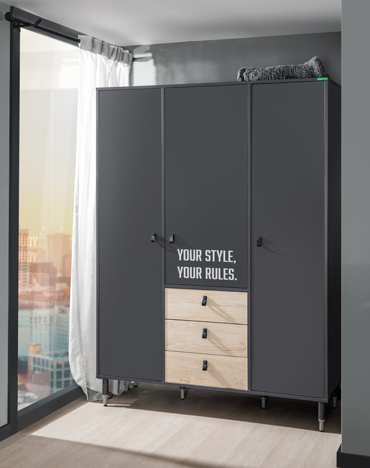 Motto Dreitürenschrank