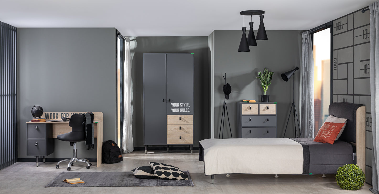 Motto Dreitürenschrank