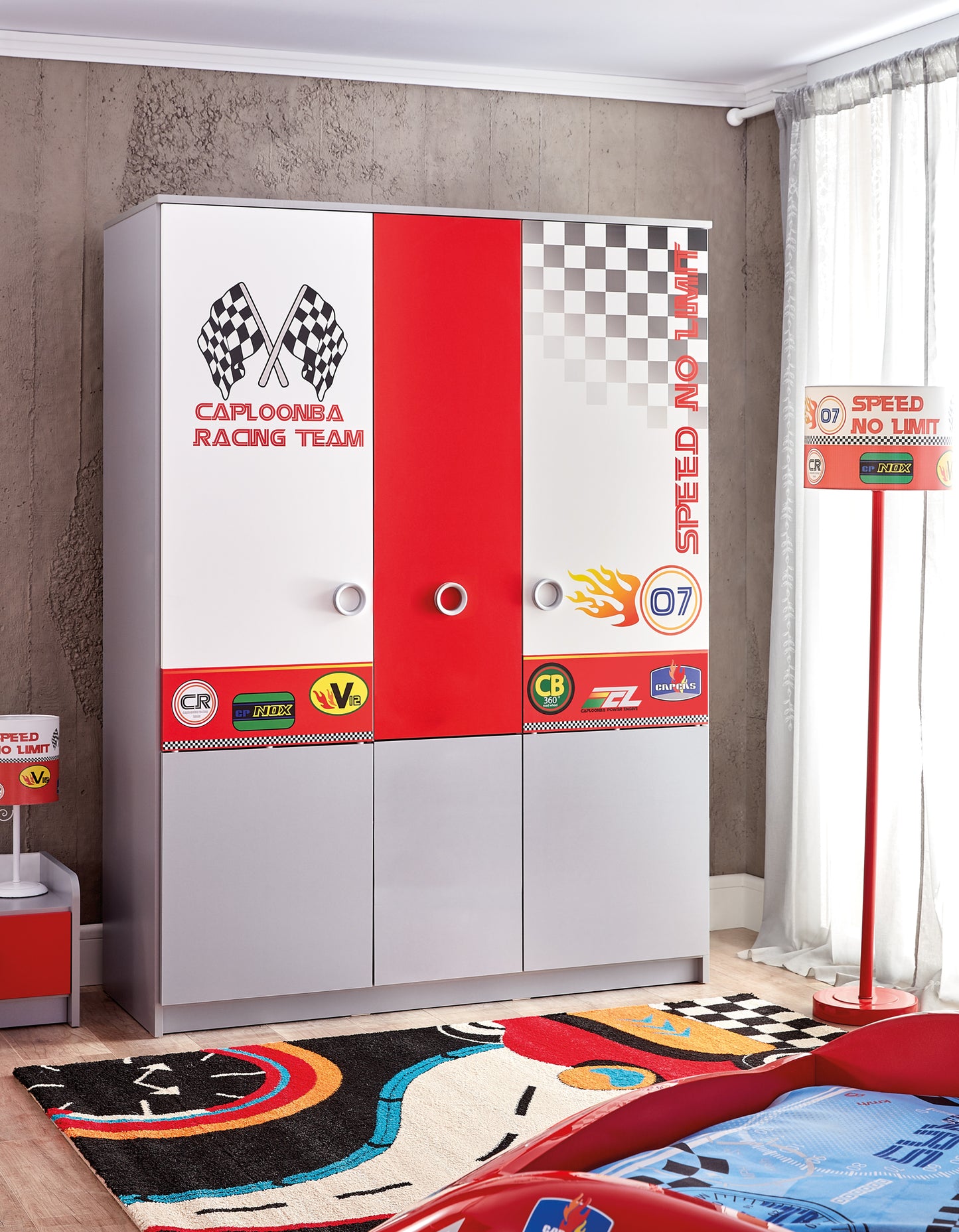 Turbo Cap Dreitürenschrank